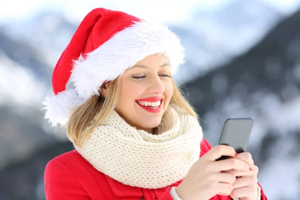 Lány a karácsonyi ünnepek használ szúró telefon — Stock Fotó