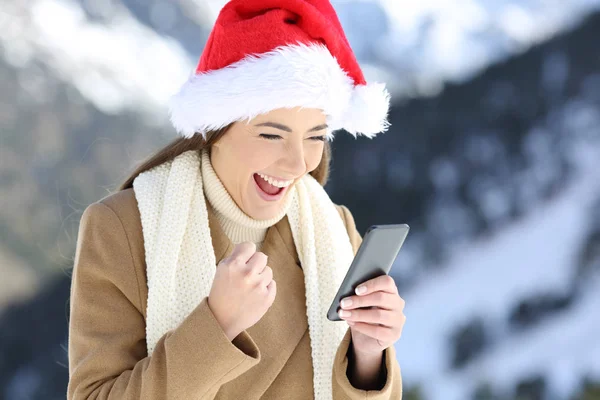 Возбужденная женщина читает новости в прямом эфире на Рождество — стоковое фото