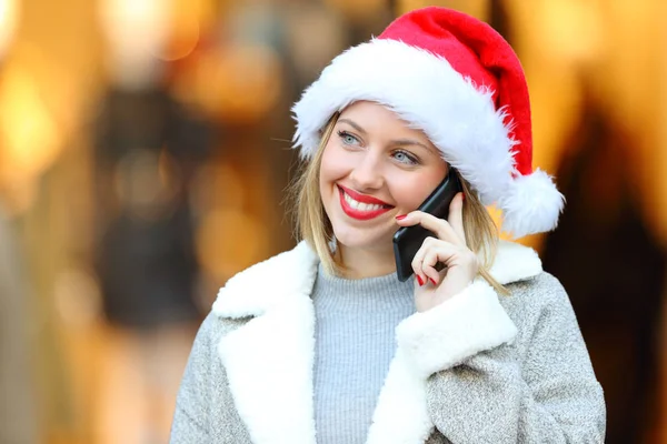 Woman calling on phone in christmas on the street — Stock Photo, Image