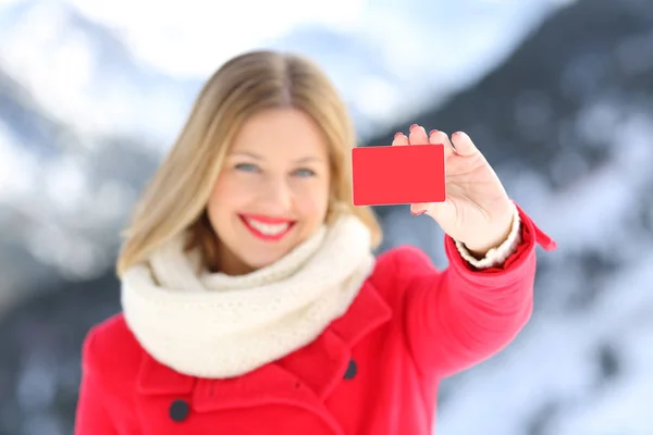 Kvinna visar ett kreditkort på vintern — Stockfoto