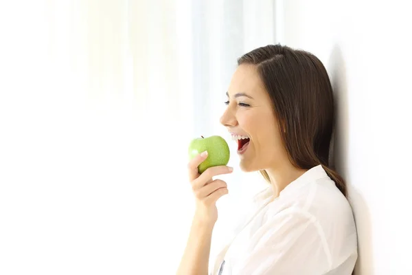 Vrouw eten een appel geïsoleerd aan zijkant — Stockfoto