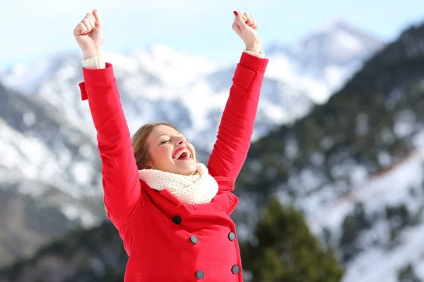 Aufgeregte Frau hebt die Arme in einem schneebedeckten Berg — Stockfoto
