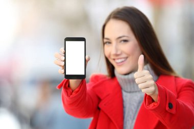 Kadın gösteren akıllı telefon ekran kışın