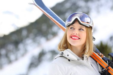 Mutlu kayakçı yukarıda dağda arıyor