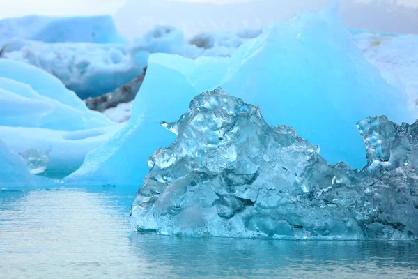 Malé modré ledovce plovoucí na moři — Stock fotografie