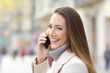 Kışın telefonla arıyor ve sen seyir mutlu kız