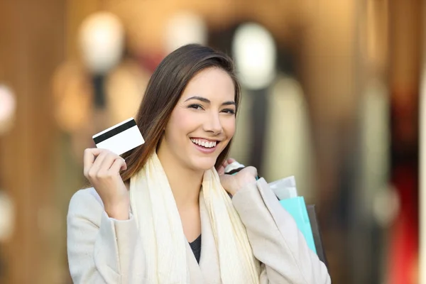 Compras do comprador e mostrando cartão de crédito — Fotografia de Stock