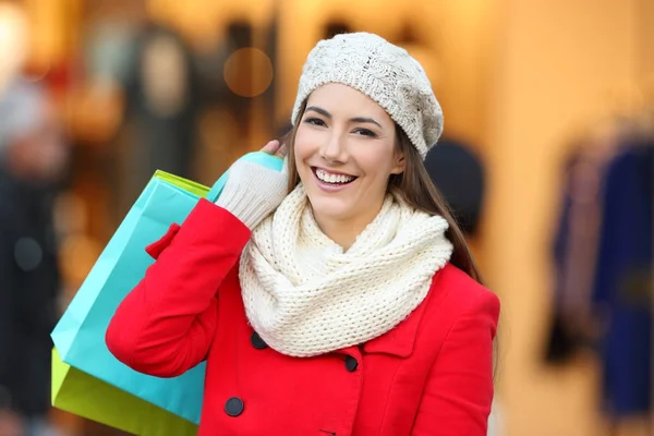 Shopper mit Einkaufstüten, die einen in einem Einkaufszentrum anschauen — Stockfoto