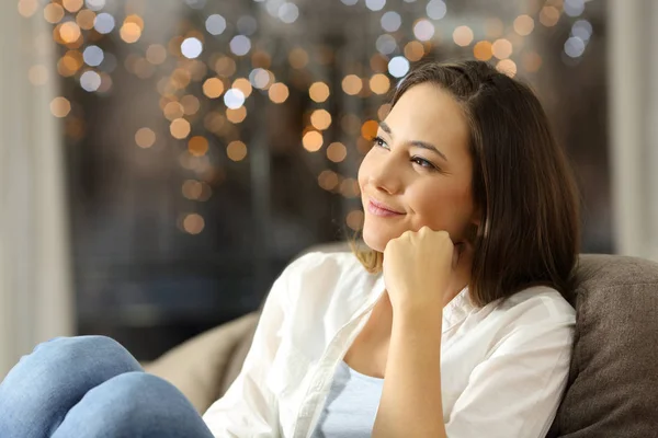 Vrouw droomt thuis met verlichting in achtergrond — Stockfoto