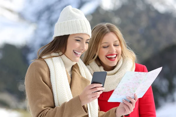两个游客在寒假里看地图 — 图库照片