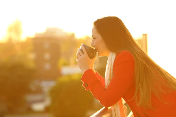 Profil d'une femme buvant du café en hiver — Photo