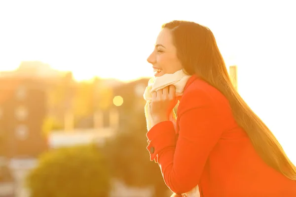 Perfil de uma mulher mantendo-se quente no inverno — Fotografia de Stock