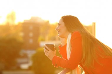 Kışın bir balkonda rüya hayalperest
