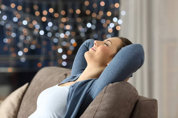 Wanita beristirahat di sofa di malam hari di rumah — Stok Foto