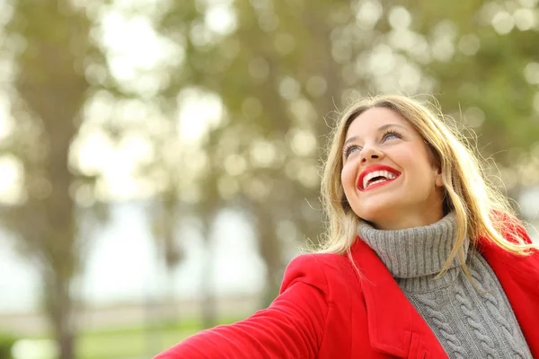 Kışın bir parkta şaka komik kadın