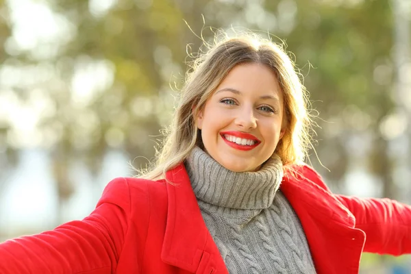 Gelukkige Dame poseren camera kijken in de winter — Stockfoto