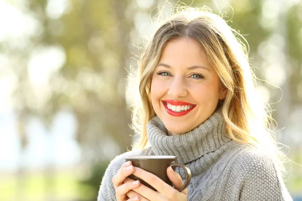 Mutlu kadın kameraya bir fincan kahve ile seyir — Stok fotoğraf