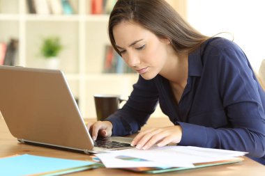 Hatta evde belgeleri karşılaştırma girişimci