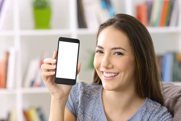 Senhora mostrando tela de telefone inteligente em branco em casa — Fotografia de Stock