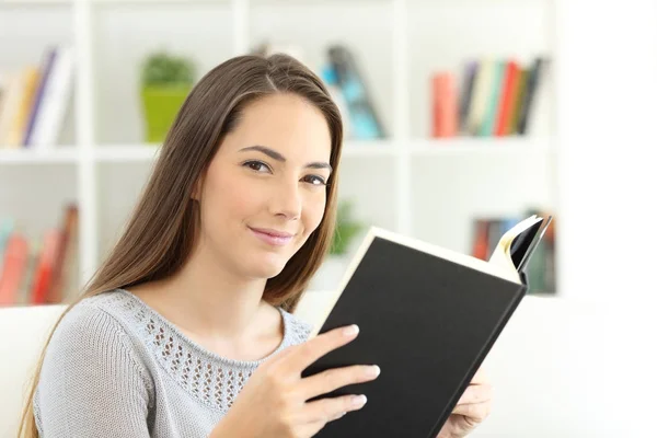 Lady lezen van een boek en op zoek naar jou — Stockfoto