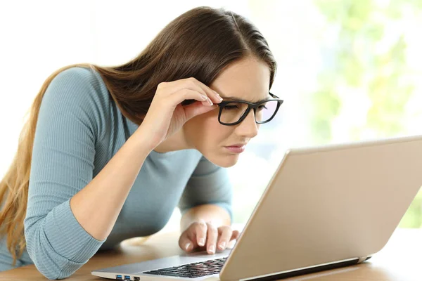 Женщина с проблемами со зрением для чтения в режиме онлайн — стоковое фото