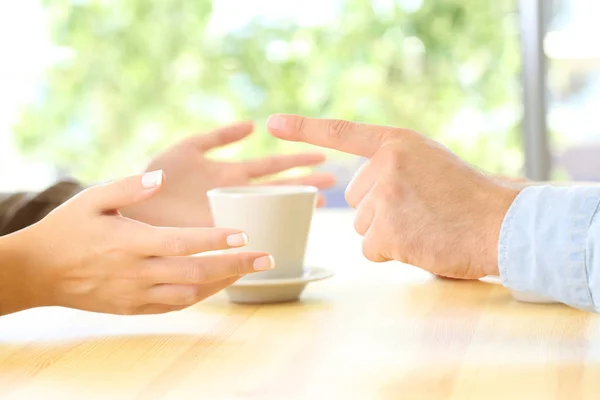 Amigos manos discutiendo en un restaurante o casa — Foto de Stock