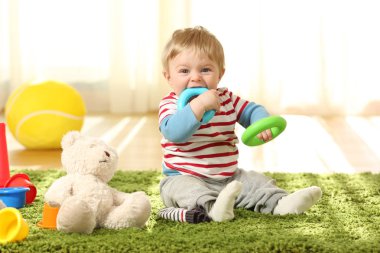 Bebek oyuncak bir halı üzerinde ısırma