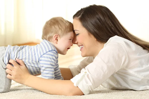 Kärleksfull mor med sin baby — Stockfoto