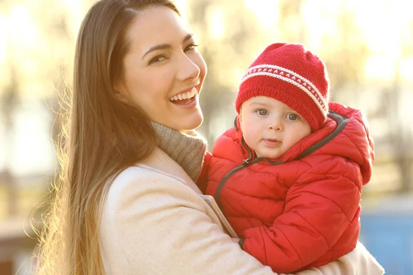 Mor som poserar med sin baby i vinter — Stockfoto
