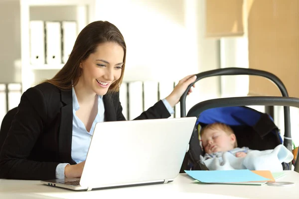 Mère qui travaille en prenant soin de son bébé au bureau — Photo