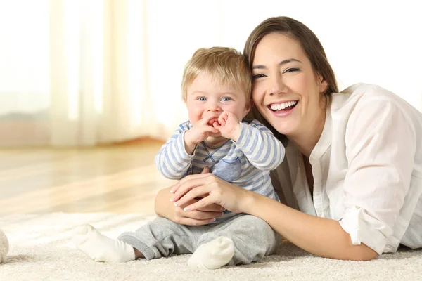 Sorridente madre e bambino ti guardano a casa — Foto Stock