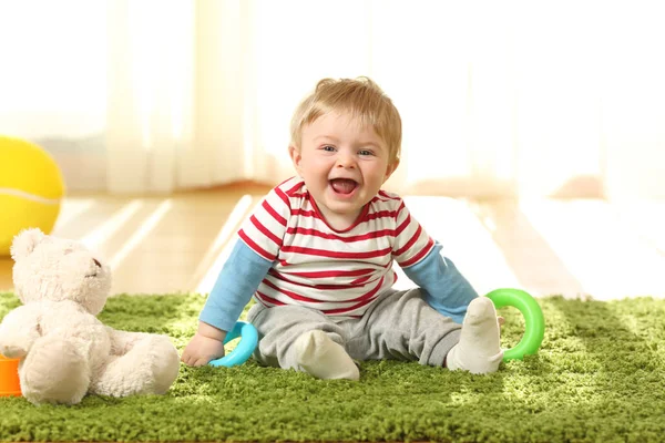 Retrato de un bebé feliz mirándote — Foto de Stock