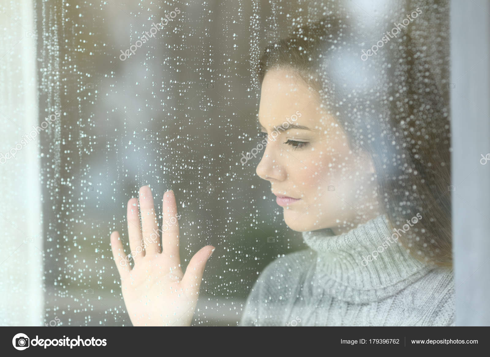 Perfil De Uma Mulher Triste Reclamando Num Dia Nublado Foto de