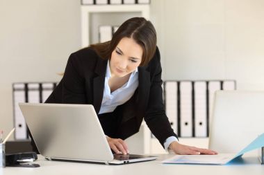 İş kadını çalışma karşılaştırma online Makaleler