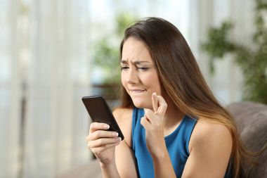 Bir akıllı telefon tutarak kız geçiş parmak