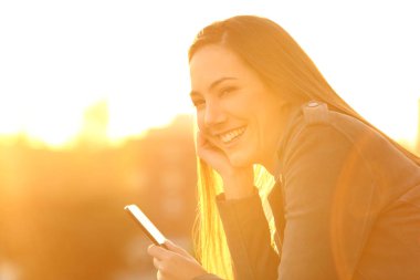 Kız sana batımını bir akıllı telefon tutarak