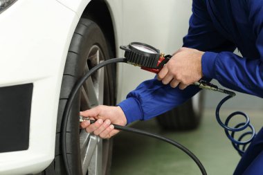 Araba mekanik kontrol lastik hava basıncı