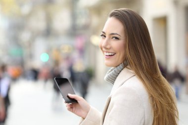 Bir telefonu kullanarak ve kameraya kışın arayan kadın