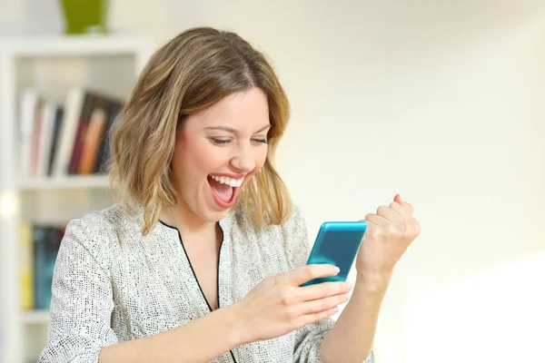 Heyecanlı kadın akıllı telefon içeriğini okumaya — Stok fotoğraf