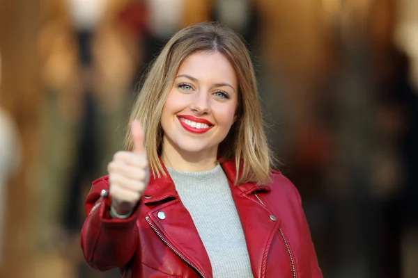 Fashion girl with thumb up looking at you — Stock Photo, Image