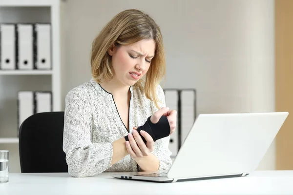 Pengusaha wanita cacat yang bekerja di kantor — Stok Foto