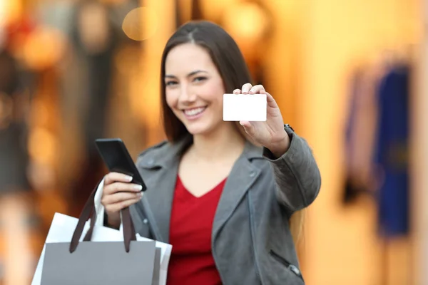 Comprador de moda mostrando tarjeta de crédito en un centro comercial — Foto de Stock