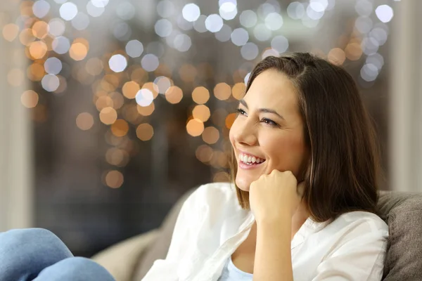 Mädchen träumt zu Hause mit Lichtern im Hintergrund — Stockfoto