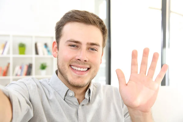Un hombre saludando una videollamada en casa —  Fotos de Stock