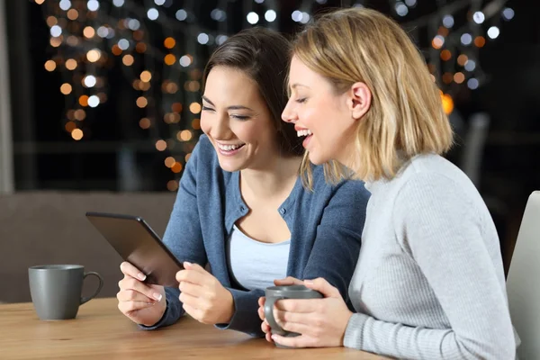 Dos amigos viendo contenido multimedia en una tableta en la noche —  Fotos de Stock