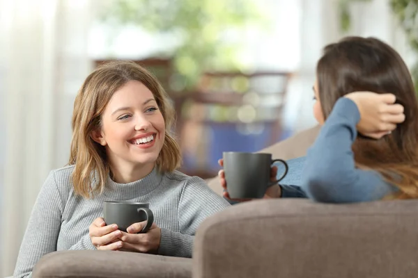 Due amici che hanno una conversazione casuale a casa — Foto Stock