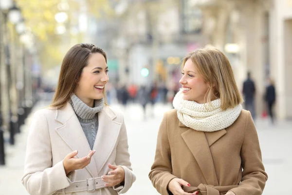 Två vänner prata och gå på gatan — Stockfoto