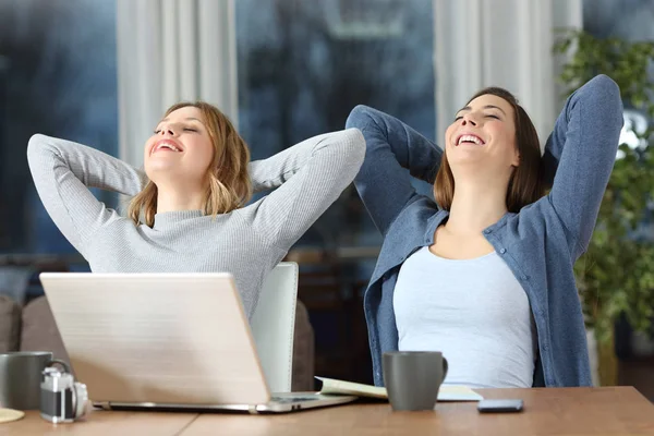 Due donne turistiche che si rilassano in hotel durante la notte — Foto Stock