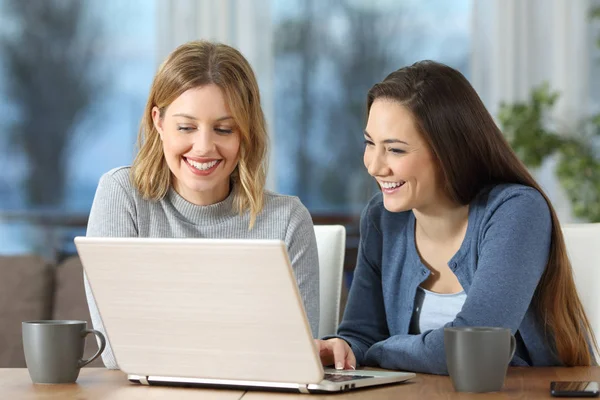 Vrouwen kijken van de media-inhoud op de regel in een laptop thuis — Stockfoto