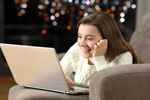 Nastolatka przy użyciu laptopa w domu w nocy — Zdjęcie stockowe